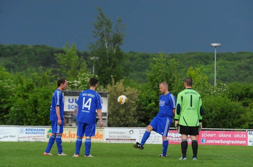 Während der 30-minütigen Unterbrechung und Entscheidungsphase hielten sich die Blau-Weiß-Kicker auf dem Feld warm.