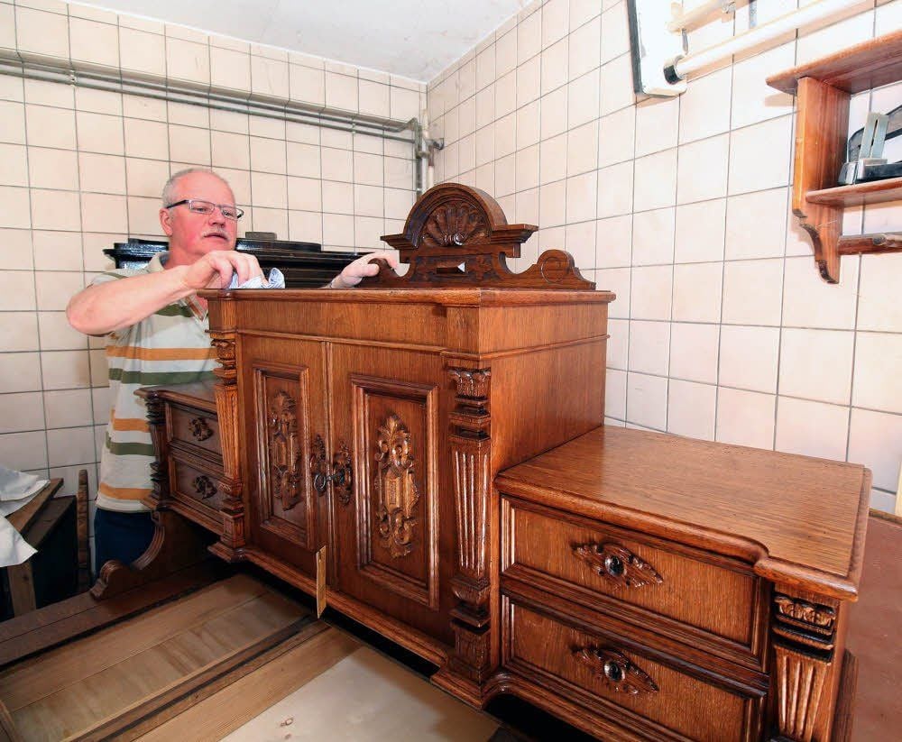 Möbelrestaurator Andreas Tomm bei der Arbeit.