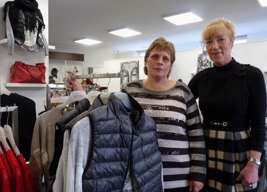 Unternehmerin Anne Hensel (rechts) mit ihrer Mitarbeiterin Claudia Wolf in ihrem neu eröffneten Modegeschäft in Bad Bibra.
