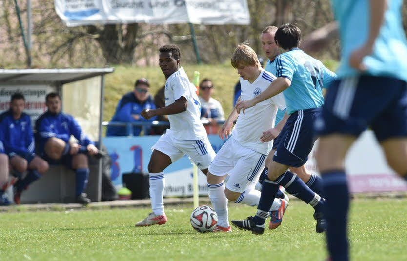 Chadreque Elias Cambaco (v.l.) und Jonas Weise waren Aktivposten im Freyburger Offensivspiel beim Sieg über die Zorbauer Zweite.