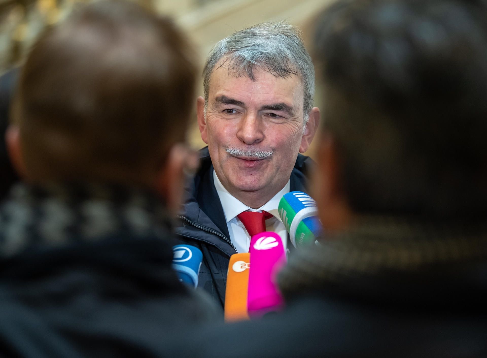 Gustl Mollath beantwortet Fragen von Journalisten