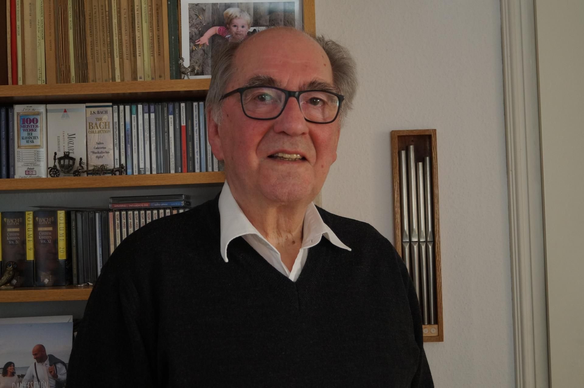 Sein B-A-C-H hängt bei Dietmar Damm an der Wand (rechts): „Das Modell ist sogar spielbar“, sagt er über die Orgelpfeifen.