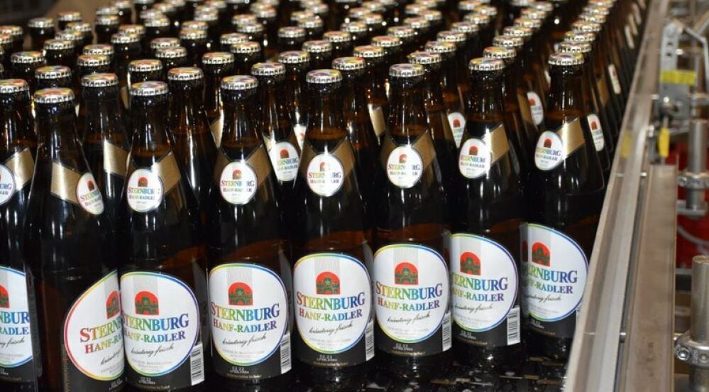 Gerade in der Abfüllung, ab März im Handel: Hanf-Radler.