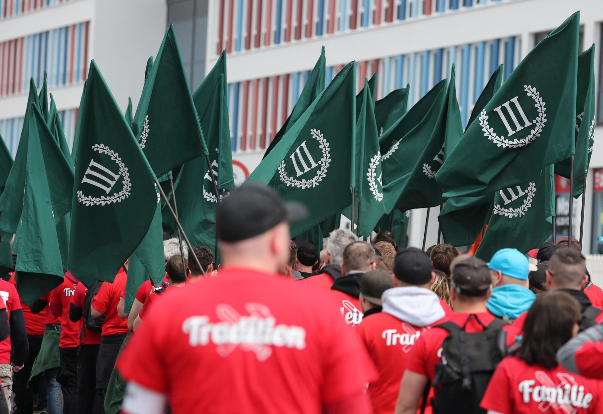 Chemnitz: Teilnehmer einer Demonstration von Rechtsextremisten gehen durch die Straßen.