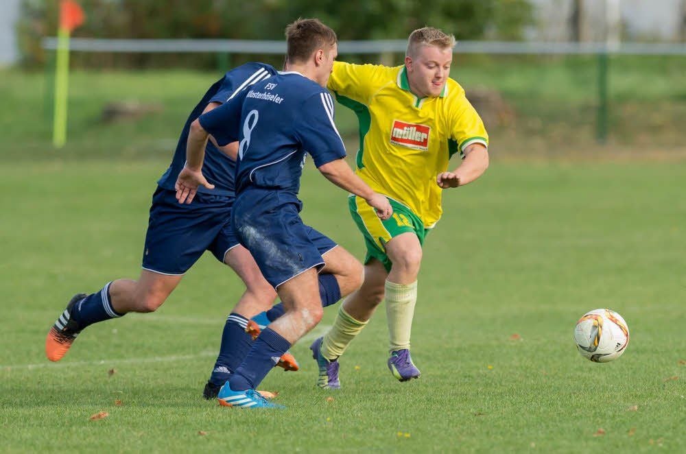 Horst Philipp (r.), der sich hier gegen zwei Spieler des FSV Klosterhäseler durchsetzt, traf zum zwischenzeitlichen 1:1 für den Gleinaer SV, der gegen den Vorjahresvize schließlich mit 2:1 gewann.