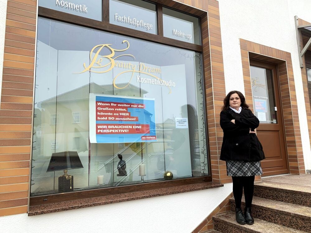 Jeanin Muñoz-Thiel beteiligt sich mit ihrem Kosmetikstudio in Zahna an der Aktion der Handwerkskammer und verhüllt ihren Laden.