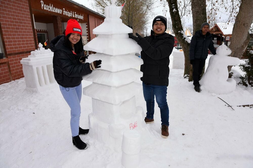 Aus Schnee haben Princess Mona Mardhika, I Kadek Sartika Yasa und Paskalis Andana Putra (v. li.) unter anderem einen Tempel gebaut.