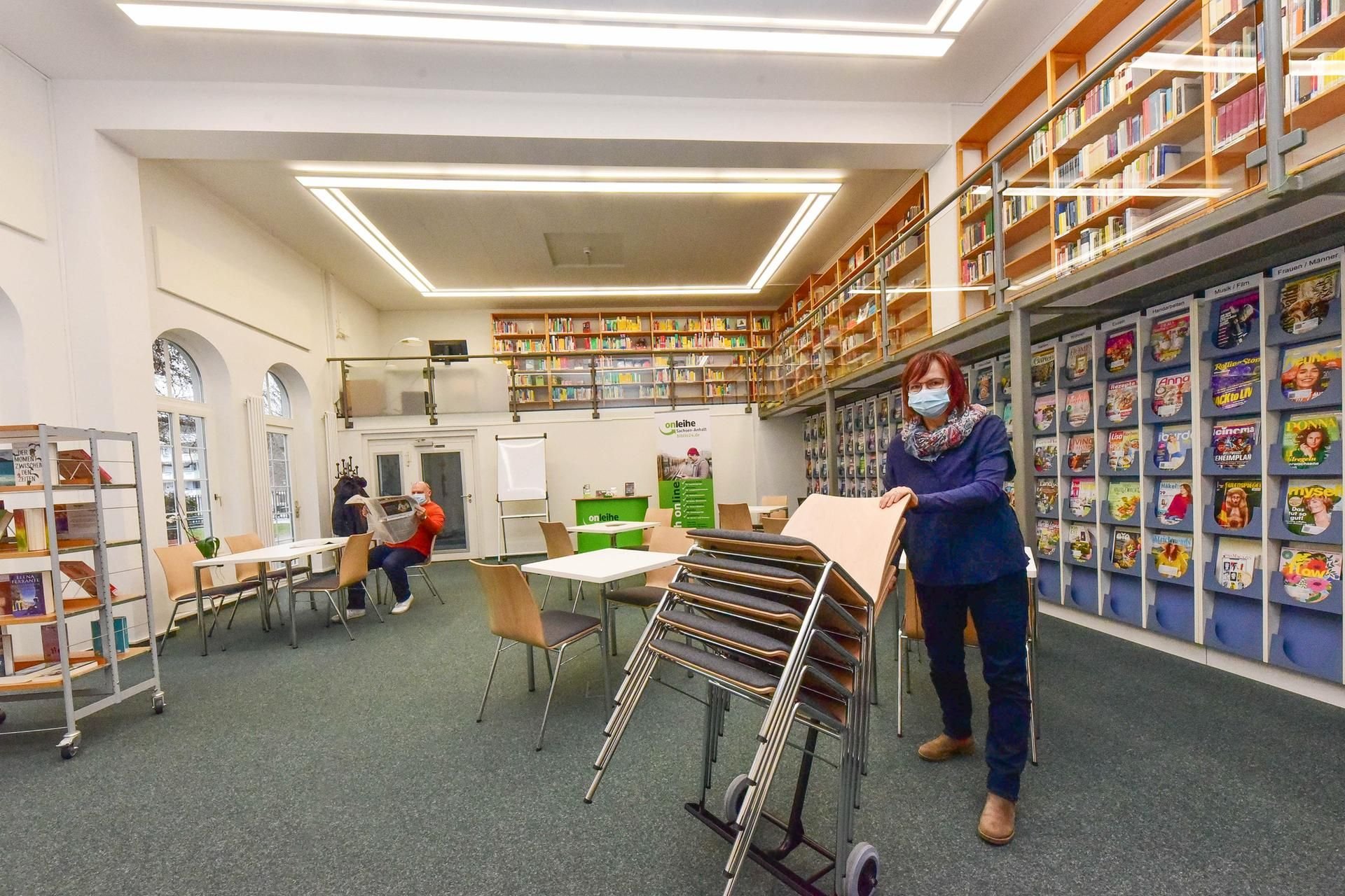 Sabine Lori präsentiert den neuen Lesesaal - nebst der stapelbaren Stühle für Veranstaltungen.