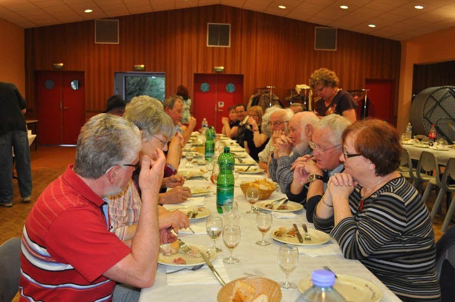Abends trafen sich die deutschen Gäste und ihre französischen Gastgeber zum gemeinsamen Essen in der städtischen Festhalle „Salle du Clos-Mulot“.