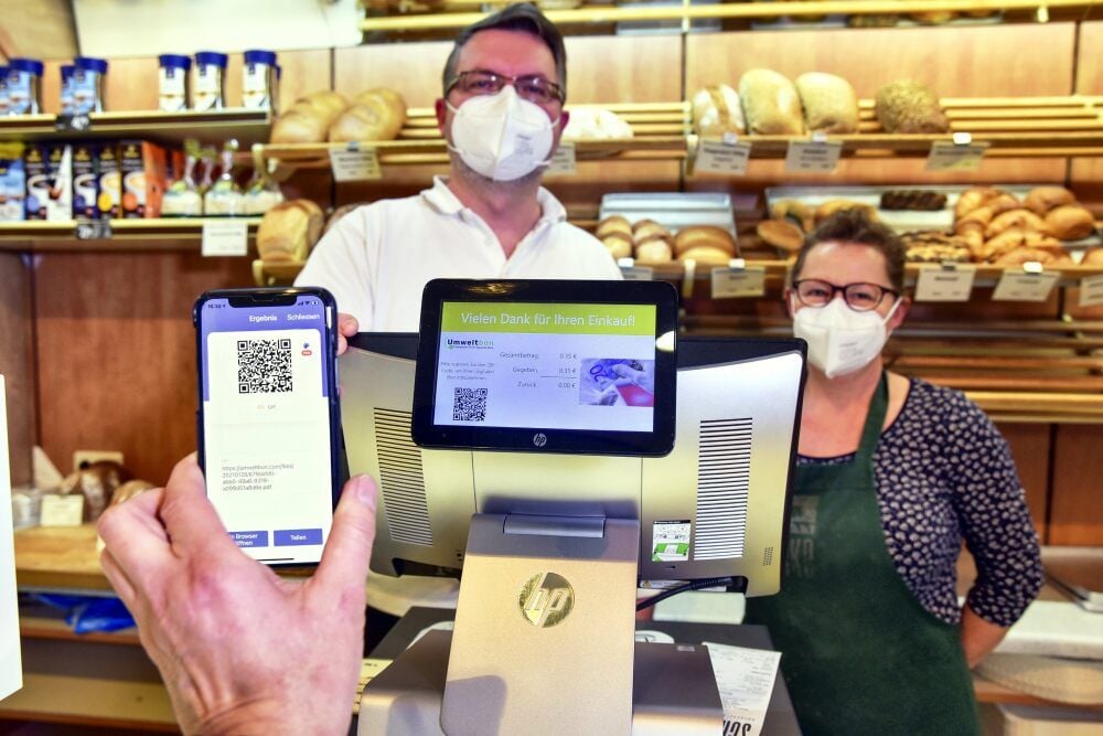 Oliver Schieke - im Bild mit Ines Rappsilber - hat eine umweltfreundliche Lösung im Umgang mit Kassenbons gefunden. Den Bon gibts per CR Code.