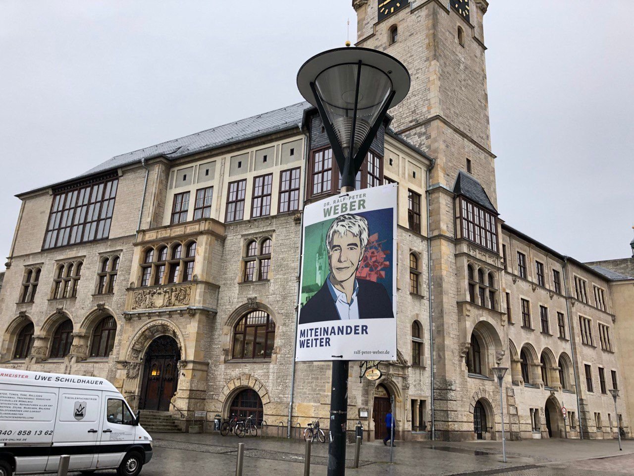Am Rathaus in Dessau hing vorige Woche das erste Wahlplakat von Ralf-Peter Weber.