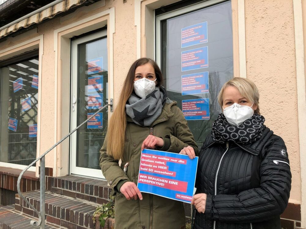 Die Braunsbedraer Kosmetikerinnen Jacqueline Melchert (l.) und Peggy Eismann (r.) hoffen auf eine Ladenöffnung am 15. Februar.