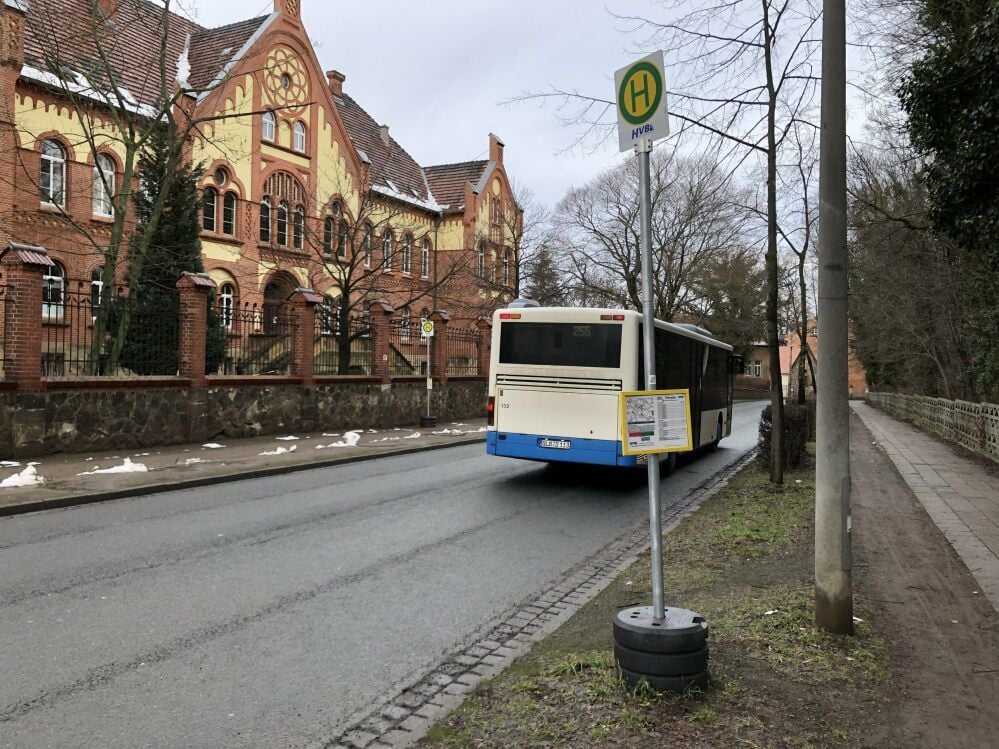 Provisorisch sind sie schon da: An der Quedlinburger Stresemannstraße sollen in den kommenden Wochen zwei Bushaltestellen gebaut werden.
