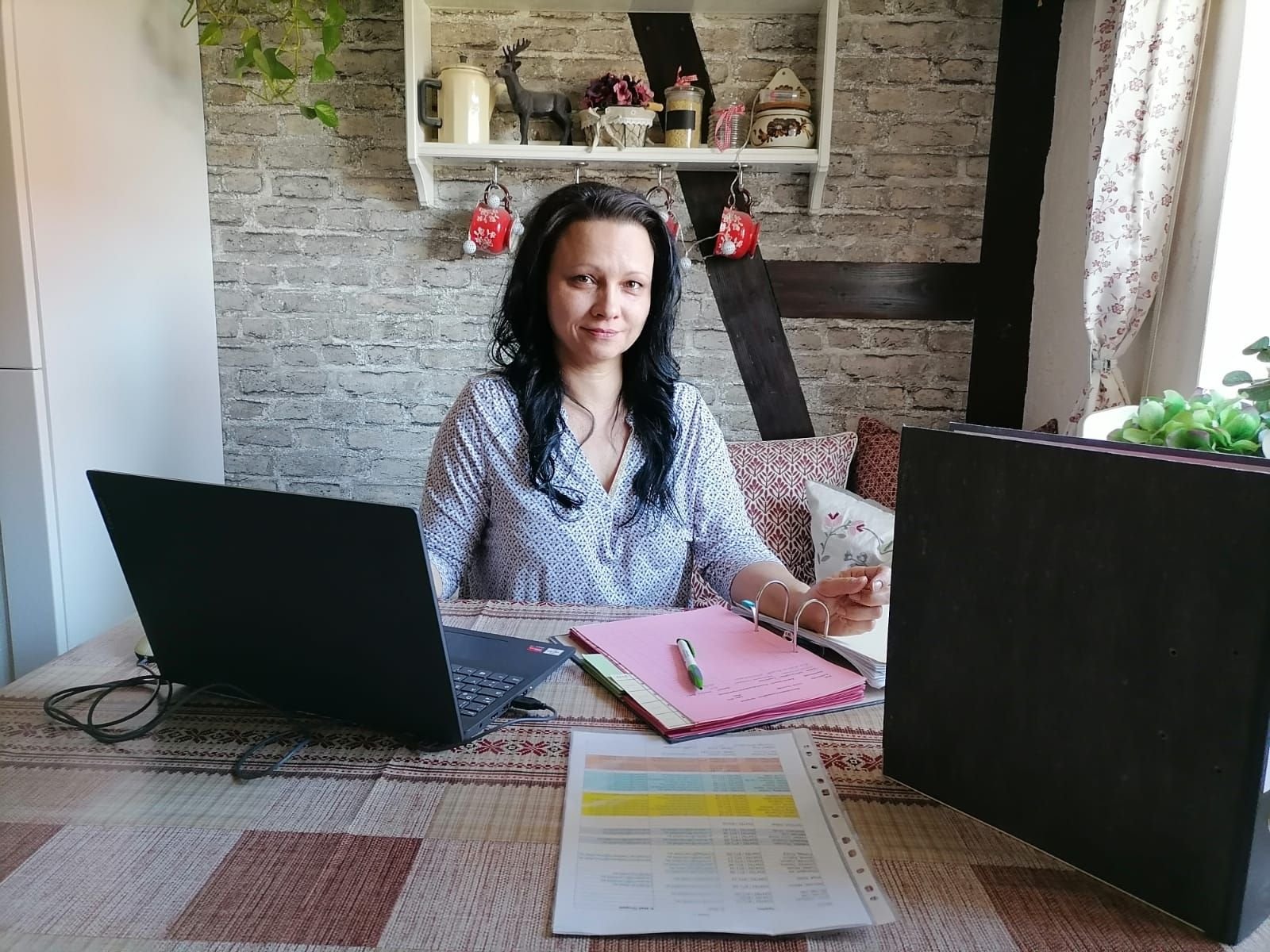 Zu Hause schaut Nicole Tralles, die sich gerade im Homeoffice befindet, auch regelmäßig auf die Facebook-Seite der Stadt.