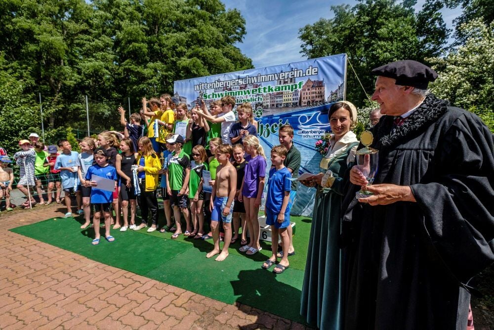 Das Luther-Paar des Wittenberger Stadtfestes besucht traditionell die Schwimmwettkämpfe.