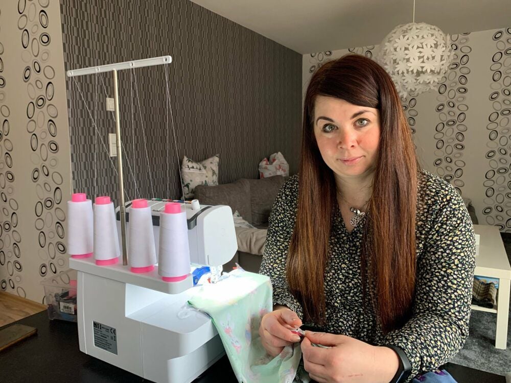 Corinna Reisser an ihrer Nähmaschine, an der sie für den kleinen Kenny aus Naumburg, der derzeit im Kinderhospiz in Magdeburg liegt, verschiedene Hosen und auch Schlafanzüge geschneidert hat.