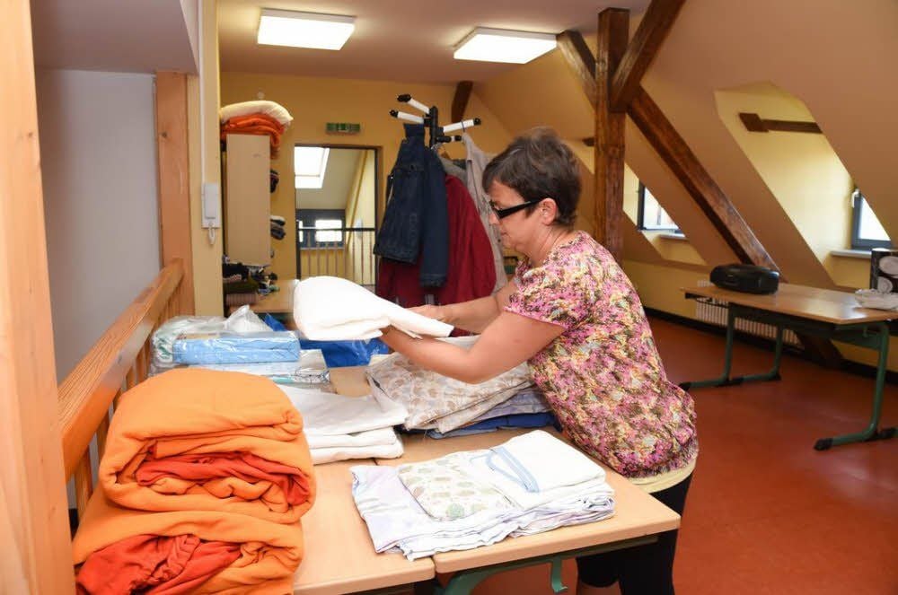 „Otto“-Mitarbeiterin Katrin Swittalla sortiert Sachspenden. Das Naumburger Jugendzentrum in der Poststraße ist neben der Superintendentur am Othmarsplatz 10 zu einer Sammelstelle geworden.