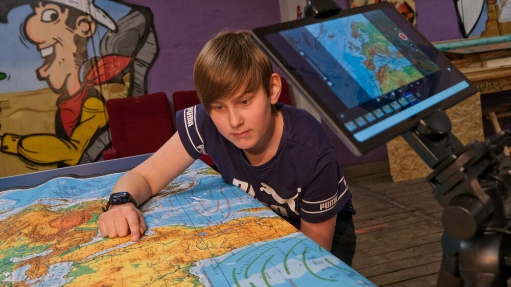 Der 13-jährige Colin Bulgrin läuft bei der „Weltumrundung“ mit und hilft beim Erstellen des begleitenden Kurzfilms.