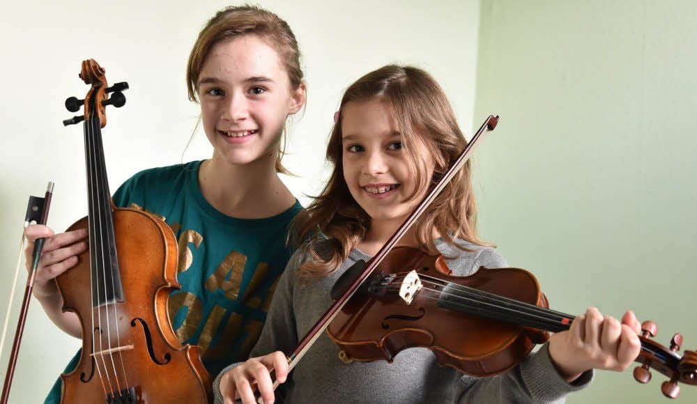 Kein seltenes Bild: Auch wenn die elfjährige Laura (l.) und die neun Jahre alte Stella Franke in getrennten Unterrichtsstunden mit ihrem Musiklehrer üben, musizieren sie doch gemeinsam während ihrer vielen Auftritte in ihrer Heimatregion. Viel sind sie auch zu Wettbewerben unterwegs.