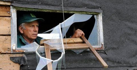 Jagdpächter Wolfgang Zeise traut seinen Augen nicht: Die Fensterscheiben an zwei neu errichteten Kanzeln im Pachtbezirk Spielberg sind kaputt. Unbekannte hatten sie mit einem Stuhl eingeschlagen. (FOTO: TORSTEN BIEL)