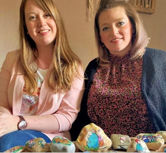 Franziska Rost (l.) und Stefanie Zuckschwert aus Querfurt bemalen und verstecken Burgjuwelen.