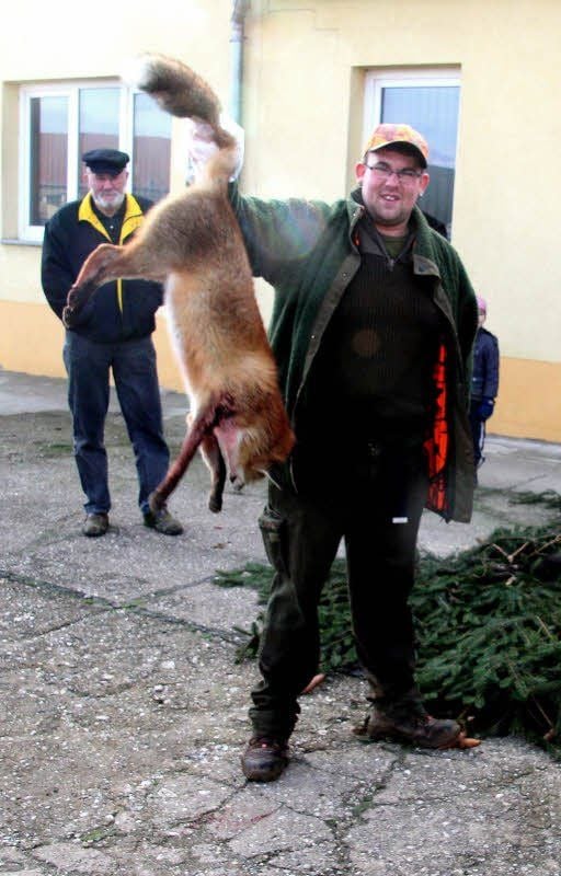 Tilo Weigelt aus Prießnitz präsentiert den von ihm erlegten Fuchs.