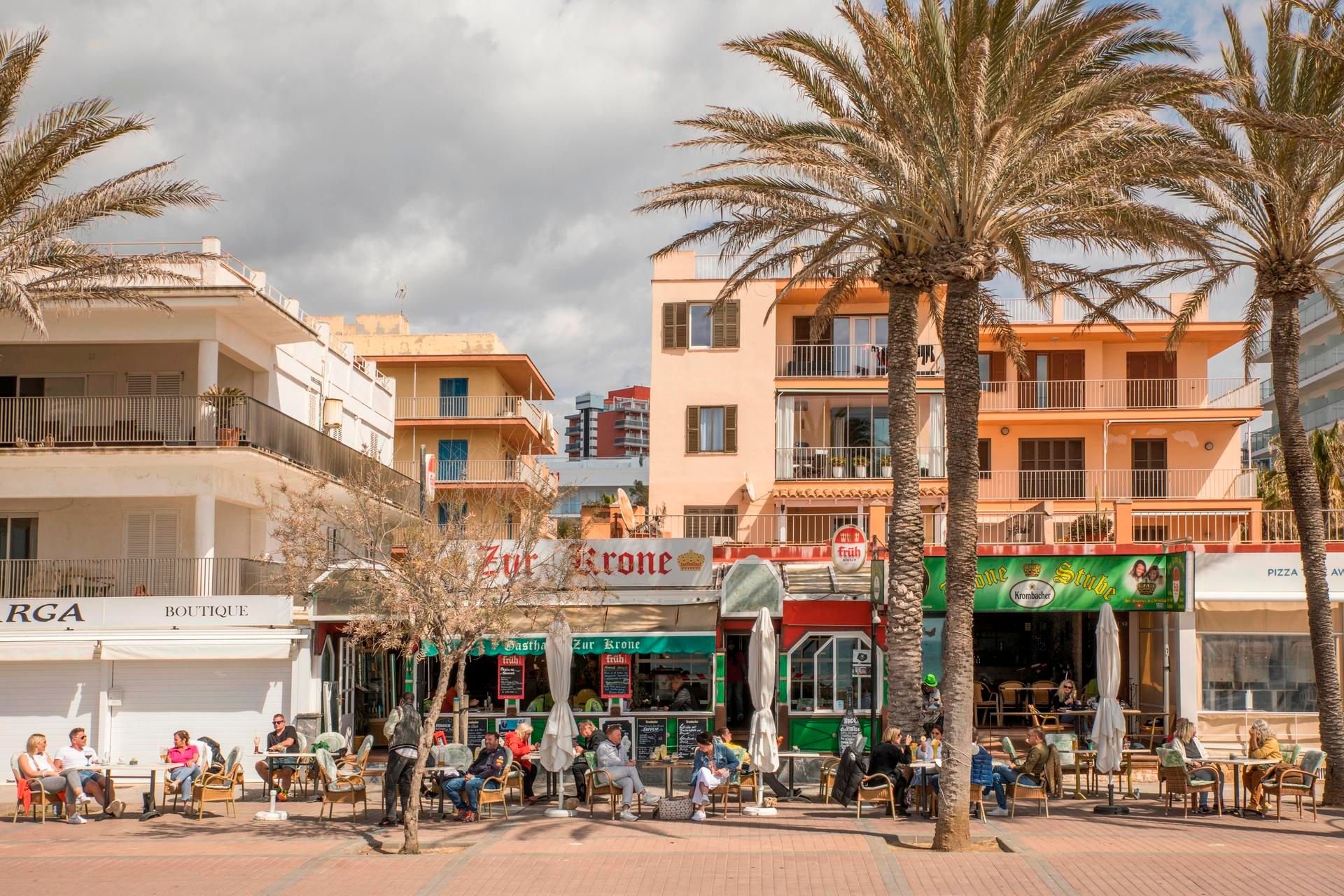 Spanien, Mallorca: Wegen zuletzt wieder steigender Corona-Zahlen will die Regionalregierung Mallorcas die erst vor kurzem wieder geöffneten Innenräume von Cafés, Restaurants und Kneipen schließen.