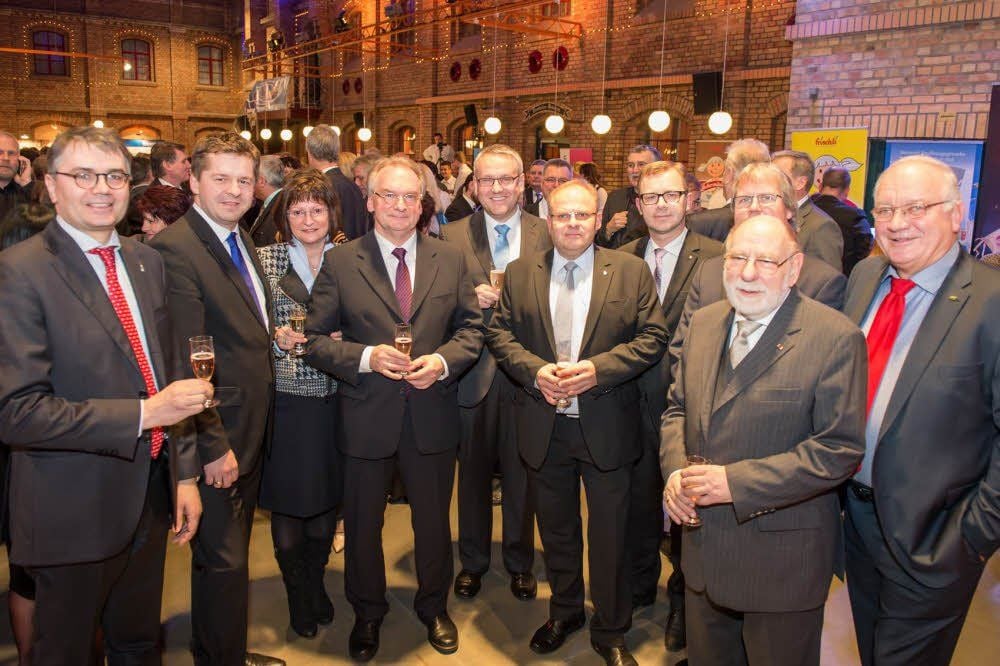 Hausherr Christof Queisser (l.), Vorsitzender der Rotkäppchen-Mumm Sektkellerei, heißt die Gäste des Empfangs willkommen.