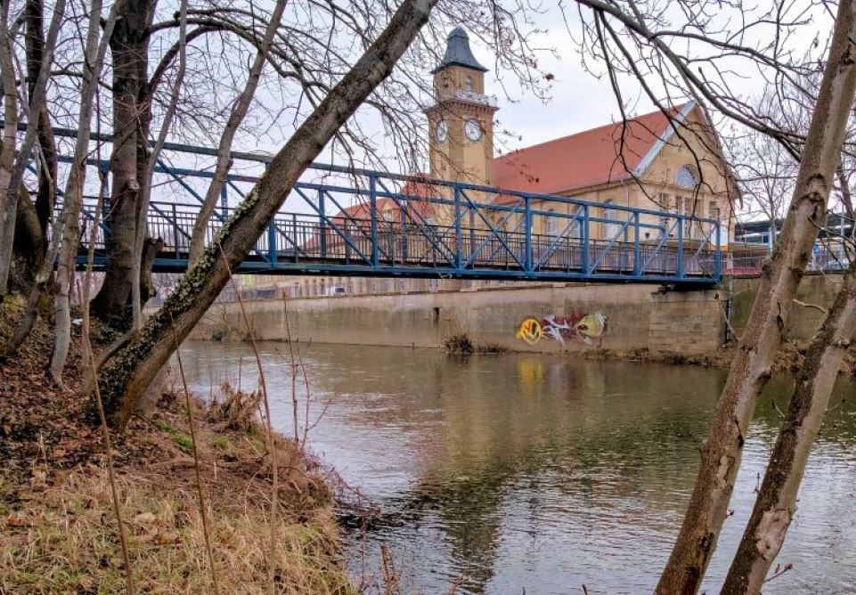 Die Fußgängerbrücke am Zeitzer Bahnhof. Sie führt nicht nur auf die Elsterwiesen.