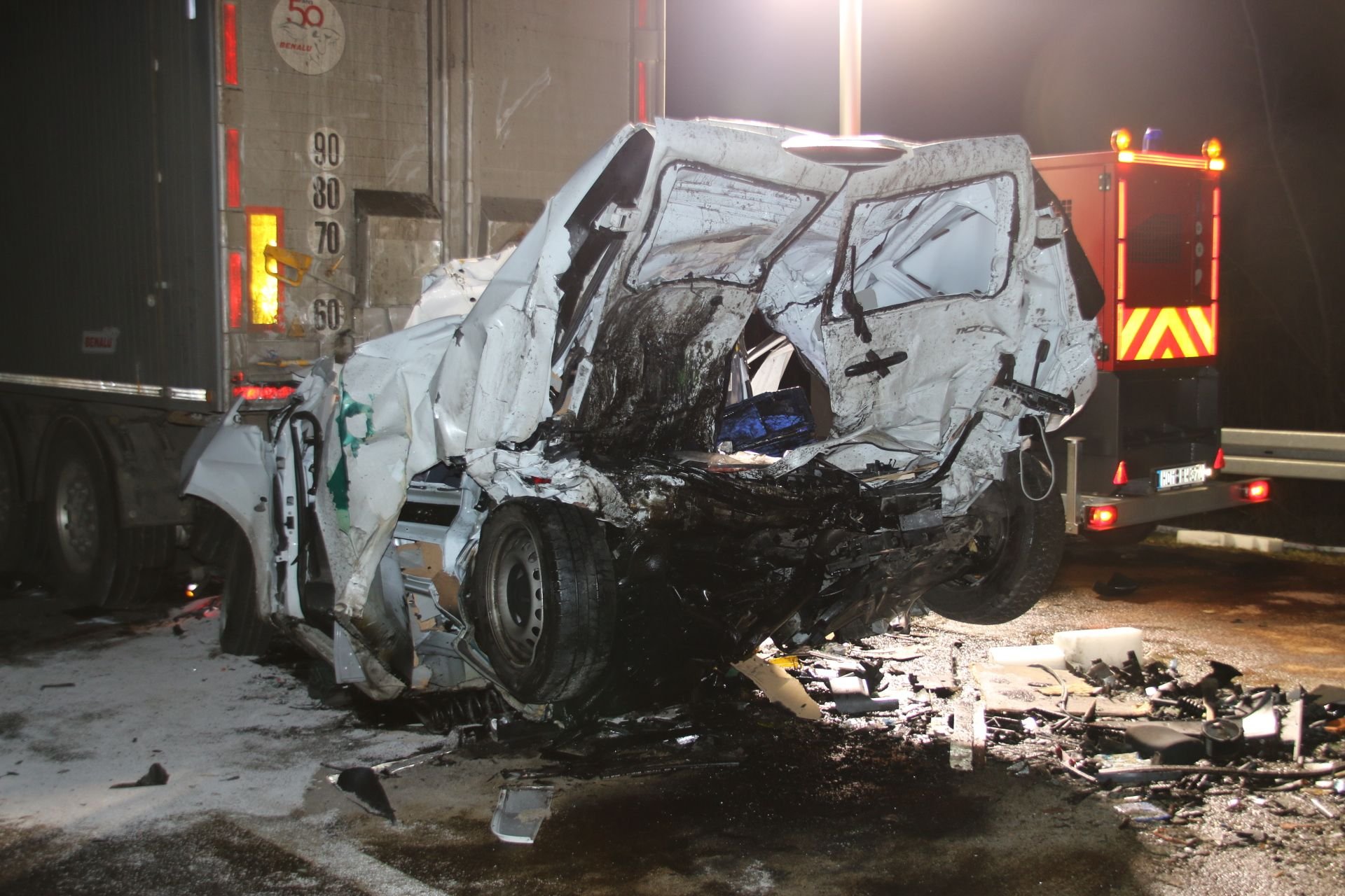 Homburg: Das Wrack eines Pkw steht eingeklemmt unter einem Lkw auf der Autobahn A6 zwischen den Anschlussstellen Waldmohr und Homburg.