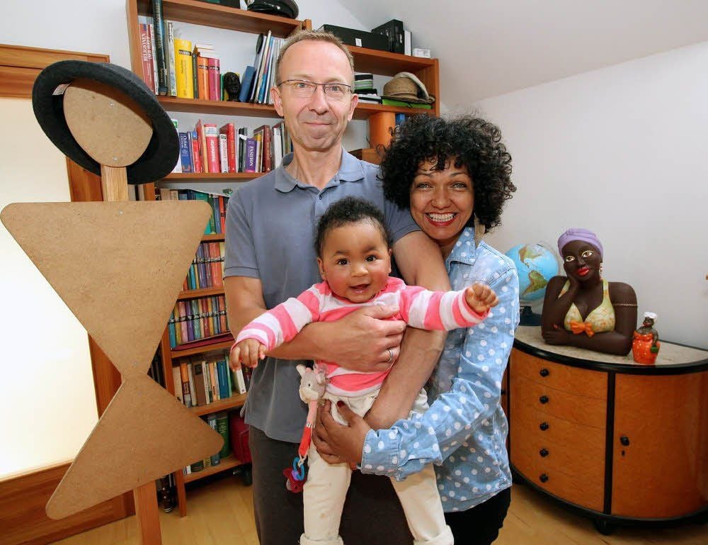 Da kommt die pure Lebensfreude rüber: Léia Dias Hufeld mit ihrem Mann Hartmut Hufeld, der auch im Burgenlandklinikum in der Neurologie als Logopäde arbeitet, und Mia, die beide als Dauerpflegekind aufgenommen haben.