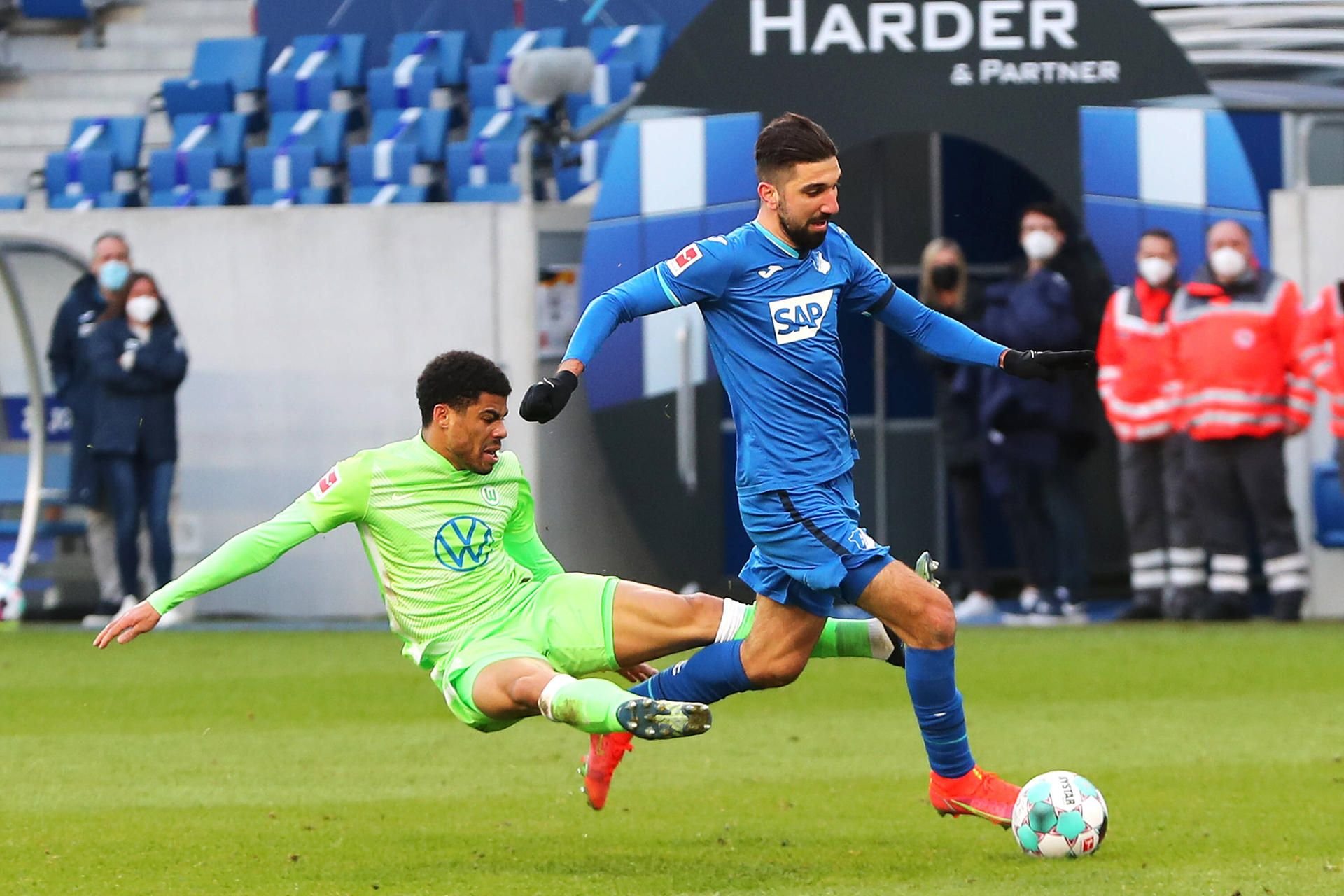Paulo Otavio springt Munas Dabbur brutal von hinten in die Beine.
