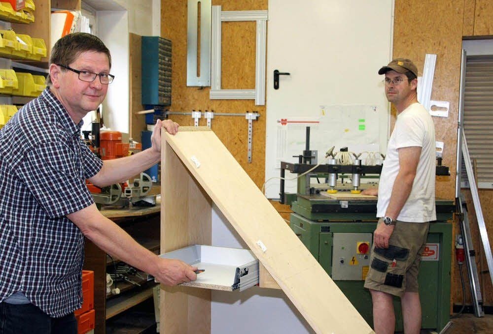 Tischlermeister Bernd Tettenborn mit seinem Altgesellen Erik Ambrosch in der Werkstatt. Das Handwerk ist nach wie vor gefragt.