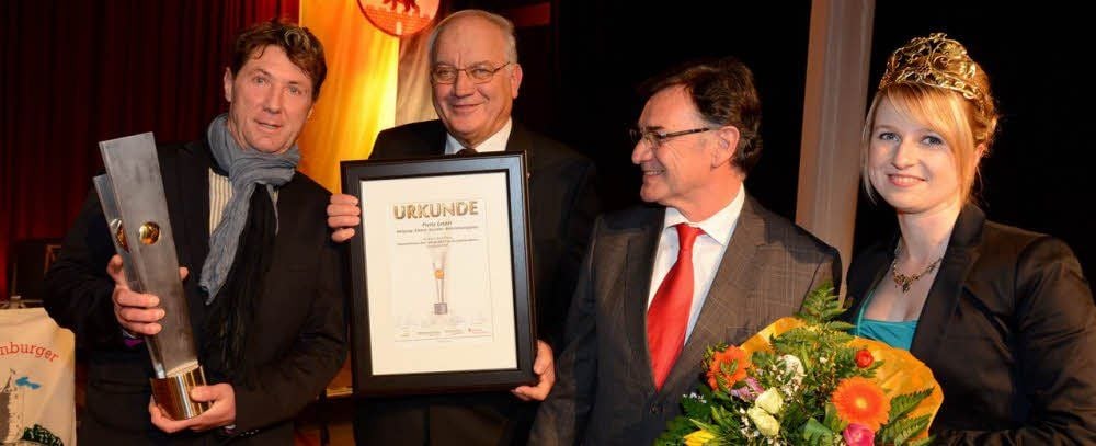 Olaf Pleitz (l.) nimmt den Preis Unternehmen des Jahres 2013 entgegen. Überreicht wird er von Landrat Harri Reiche (2.v.l.), dem Vorstandsvorsitzenden der Sparkasse Burgenlandkreis, Jürgen Kiehne, und Weinkönigin Anne Meinhardt.