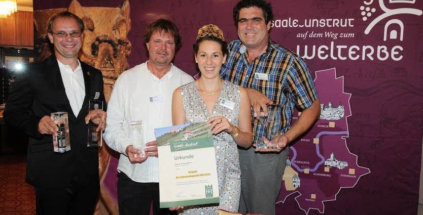 Weinkönigin Tina Weinert mit den Gewinnern der Ehrenpreise Marcel Schulze (von links), Frank Böhme und Stephan Herzer.