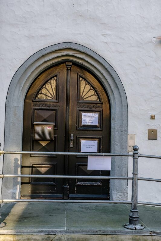 Vorbestellungen können an der Hintertür des Alten Rathauses abgeholt werden.