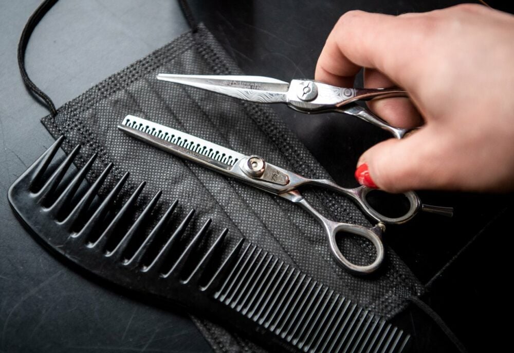 Kamm und Scheren bleiben derzeit liegen: Die Friseursalons mussten wegen der Corona-Pandemie schließen.