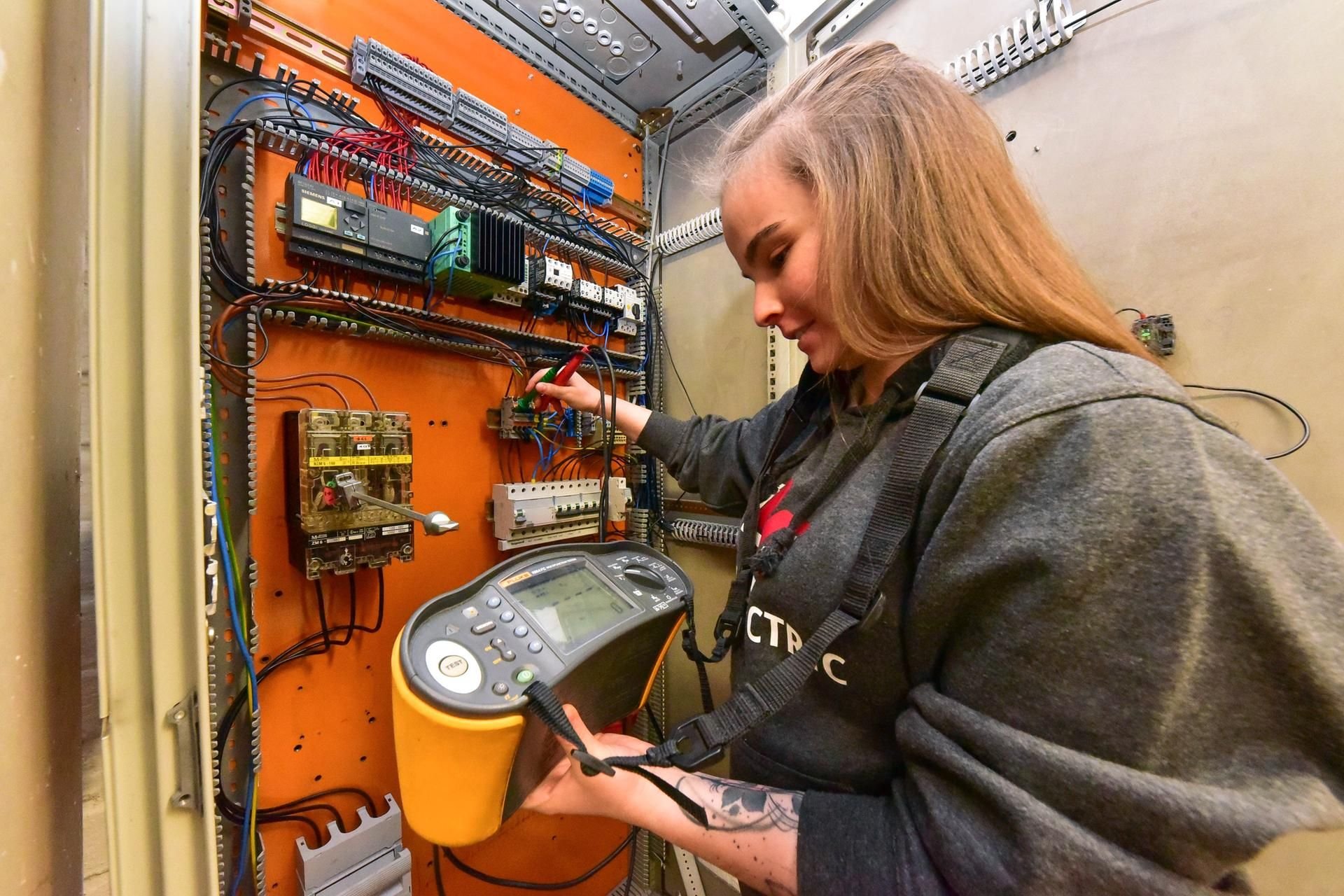 Franziska Hauke lernt einen MINT-Beruf: Sie wird Elektronikerin.