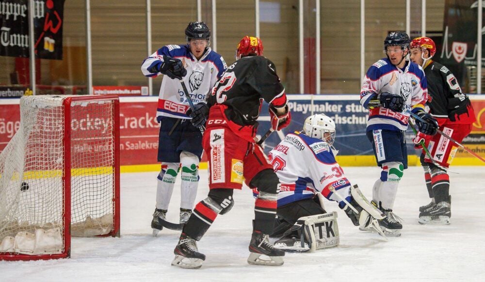 Frantisek Wagner (r.) trifft für die Saale Bulls gegen Hamm.