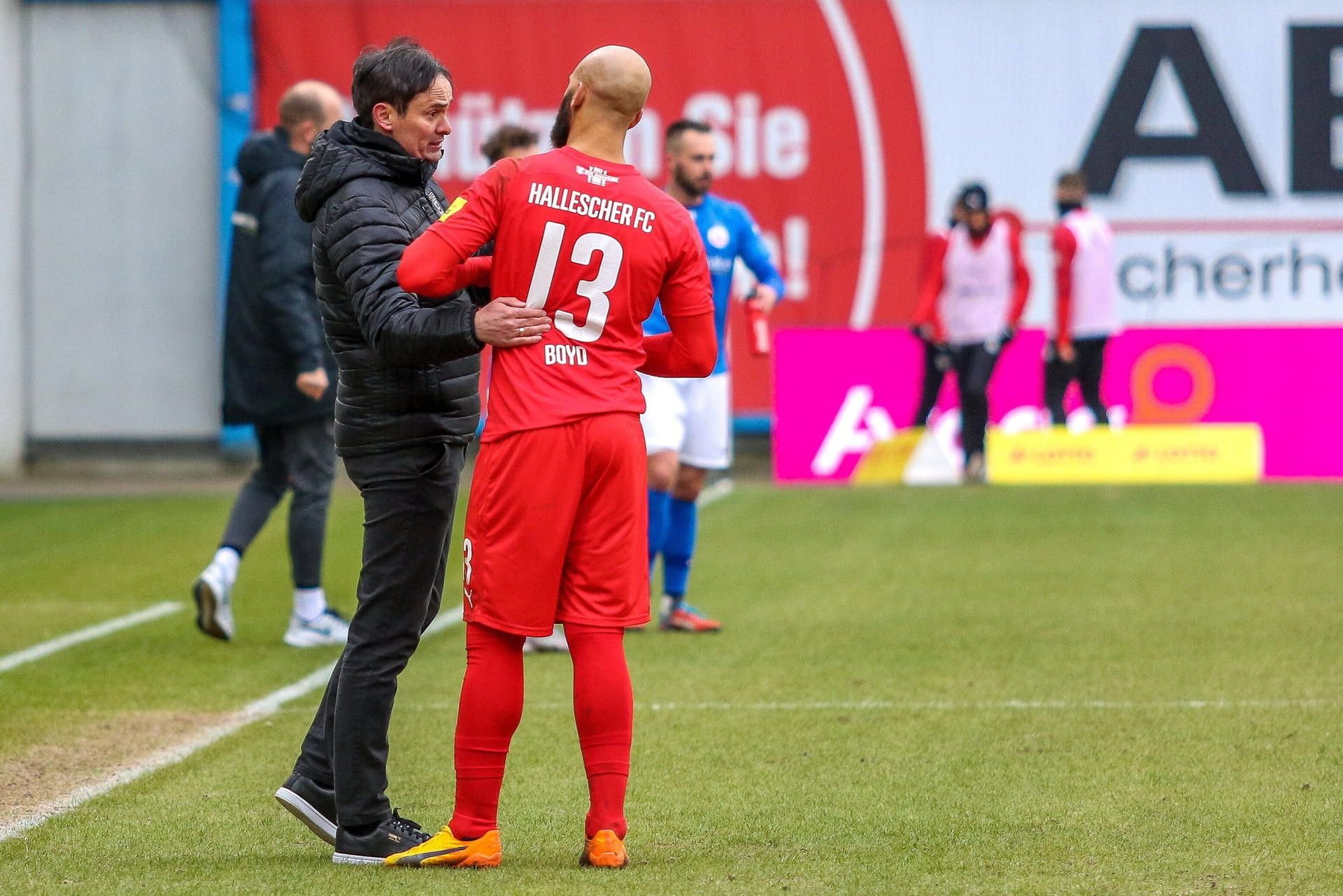 HFC-Trainer Florian Schnorrenberg im Gespräch mit Top-Torschütze Terrence Boyd.