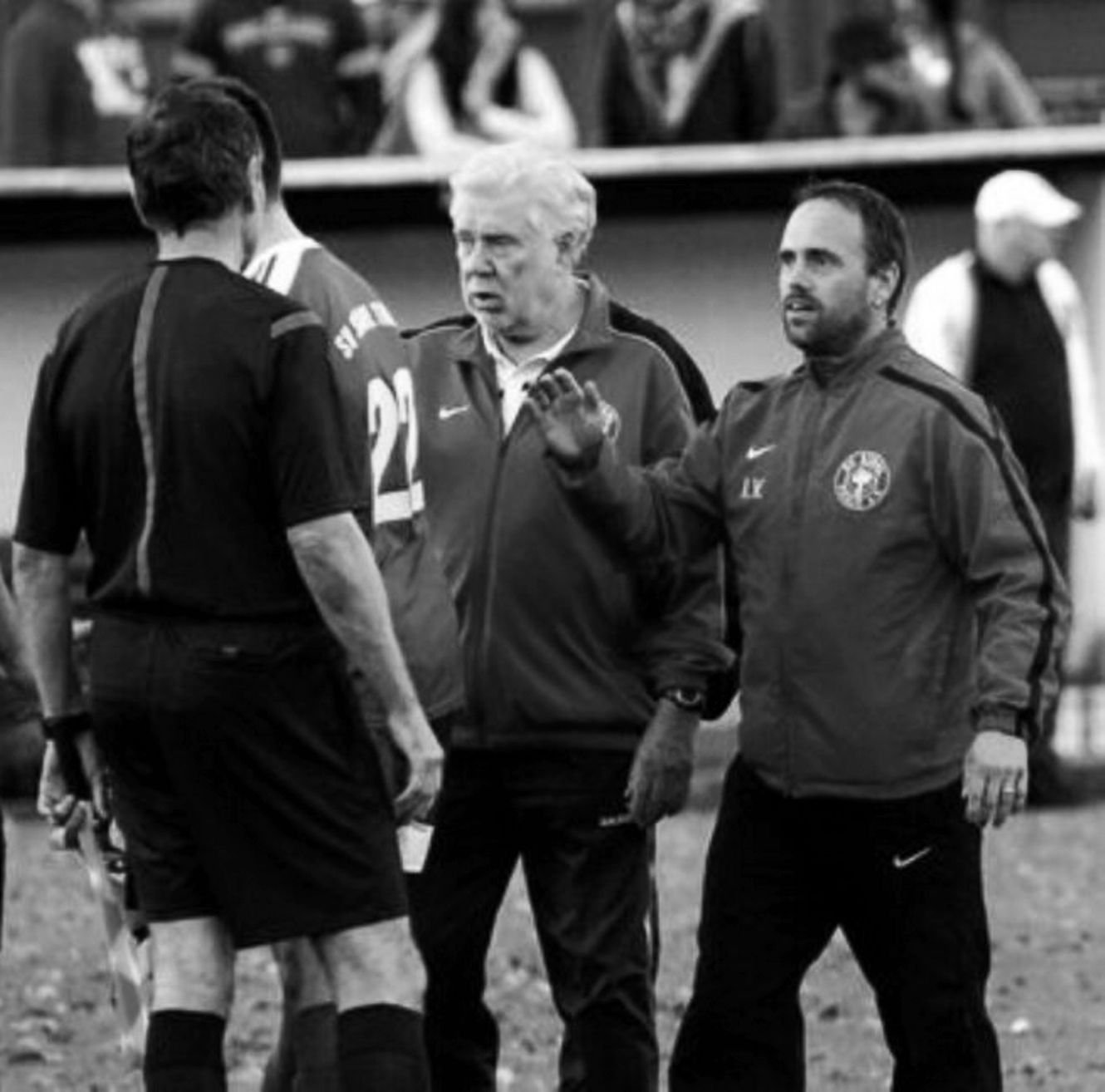 Günter „Jonny“ Meinert (Mitte), hier mit Trainer Ingo Vandreike, war bei Stahl Thale eine Institution. Nun ist er im Alter von 79 Jahren gestorben.