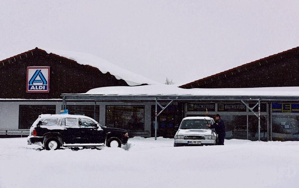 Die Schneemassen belasten die Dächer von Supermärkten, Sport- und Produktionshallen. Mancherorts helfen Feuerwehren beim Räumen der Dächer.