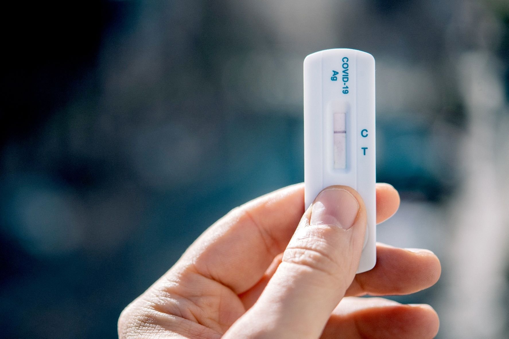 Ein Strich nur beim C ist ein gutes Zeichen: So sieht ein Schnelltest auf das Coronavirus mit negativem Testergebnis aus.