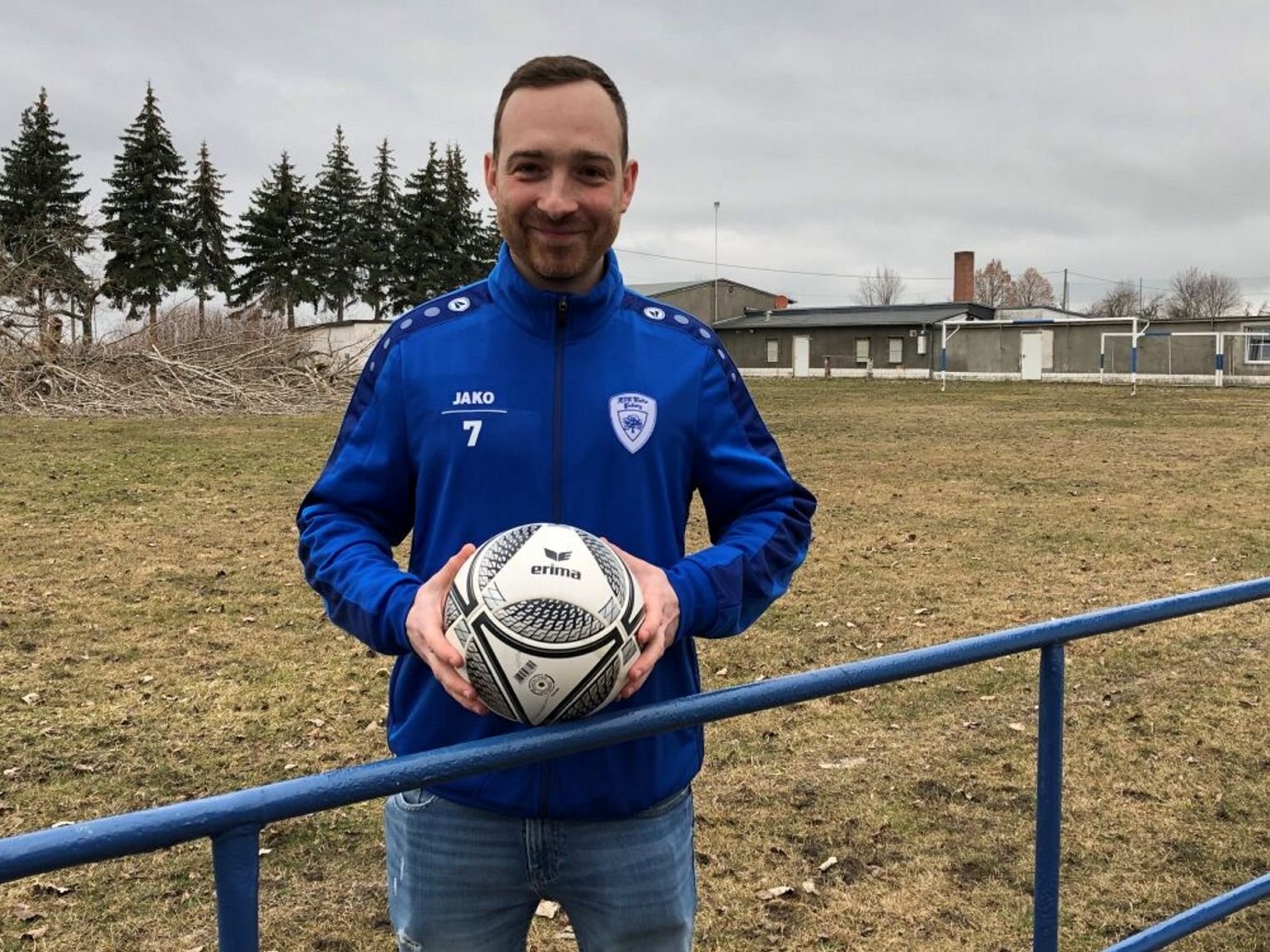 Pobzigs Vereinsvorsitzender Marcel Mlejnek freut sich auf die bevorstehende Sportplatzsanierung in diesem Jahr.