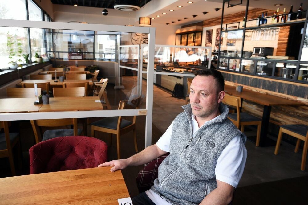 Frank Schwenke, Chef der Bäckerei Rödel, sitzt verzweifelt in seinem geschlossenen Rüstcafé in der Konrad-Adenauer-Allee.