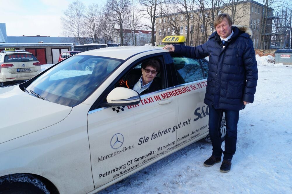 Taxiunternehmer René Elix und seine langjährige Mitarbeiterin Astrid Lehmann auf dem Hof der Merseburger Funktaxen.
