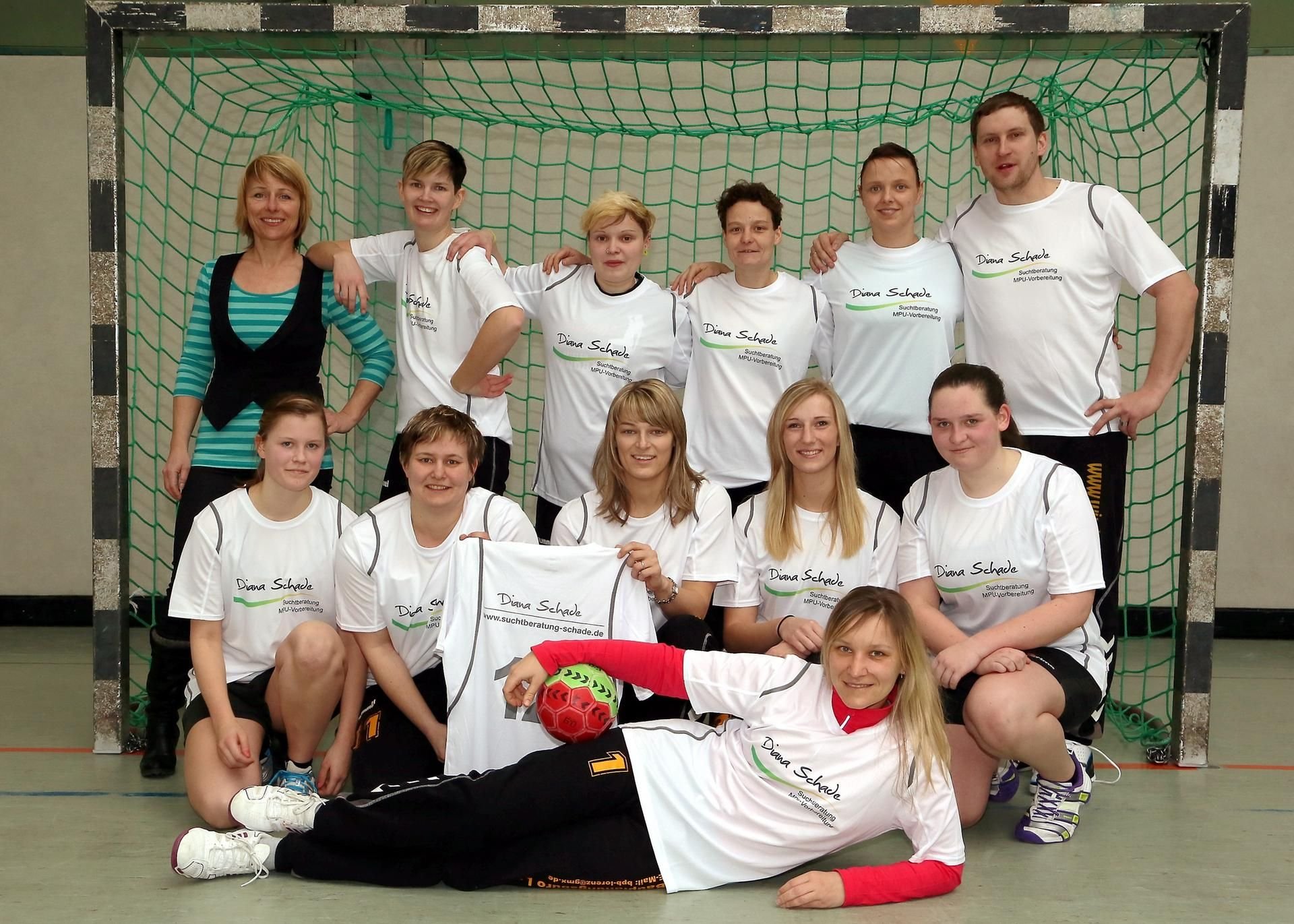 Ein Bild aus der Jessener Zeit: Trainer Ronny Picker und sein Frauen-Team.