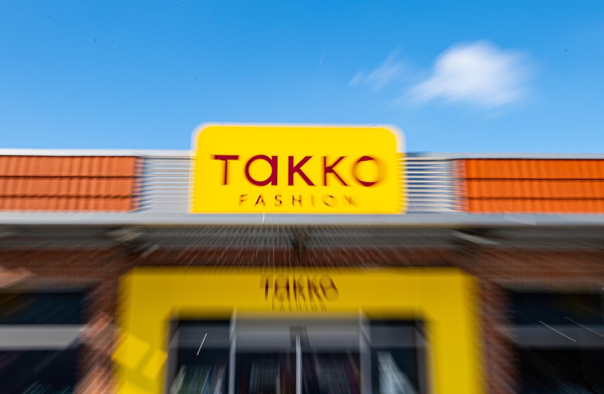 Der Modedisciunter Takko mit Sitz in Telgte im Münsterland beschäftigt 18.000 Mitarbeiter, davon rund 14.000 in Deutschland.