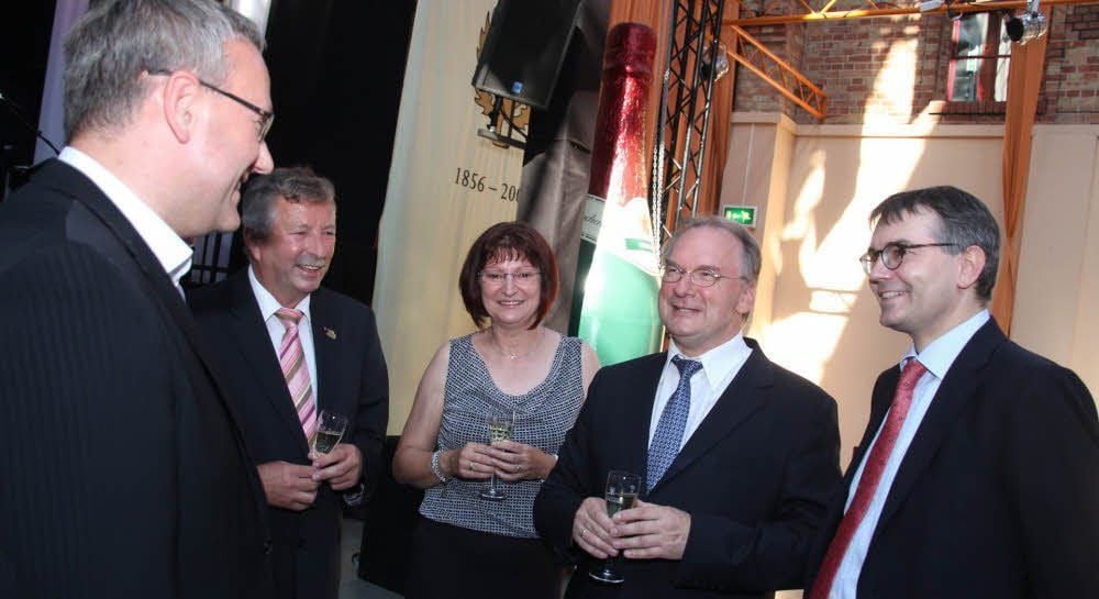 Ministerpräsident Reiner Haseloff mit Ehefrau Gabriele im Gespräch mit Landrat Götz Ulrich (l.) und Vorsitzenden Siegfried Boy (2.v.l.).