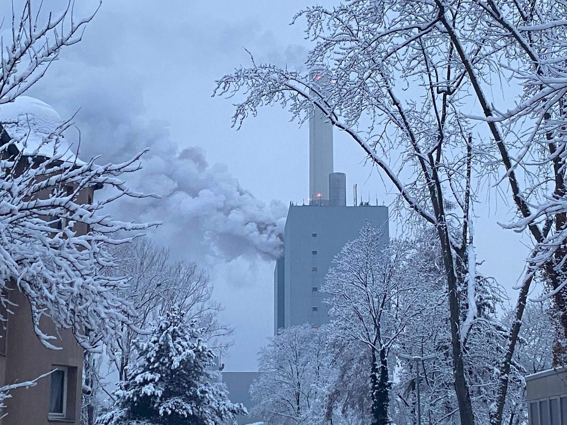 Rauchwolken stehen über einem Kraftwerk des Versorgers Eon in Nürnberg.